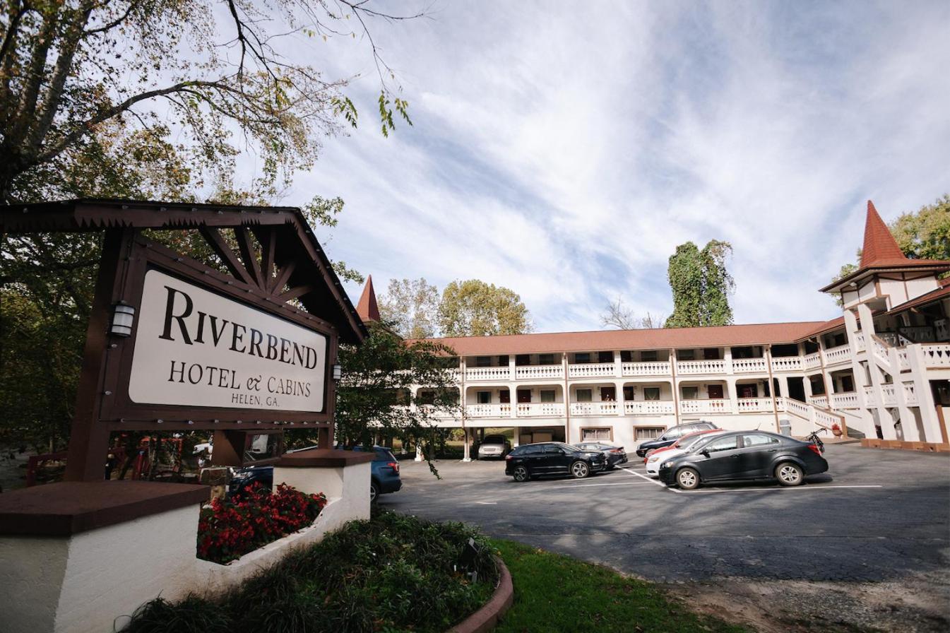 4 Budget Hotels Near Babyland General Hospital That Deliver