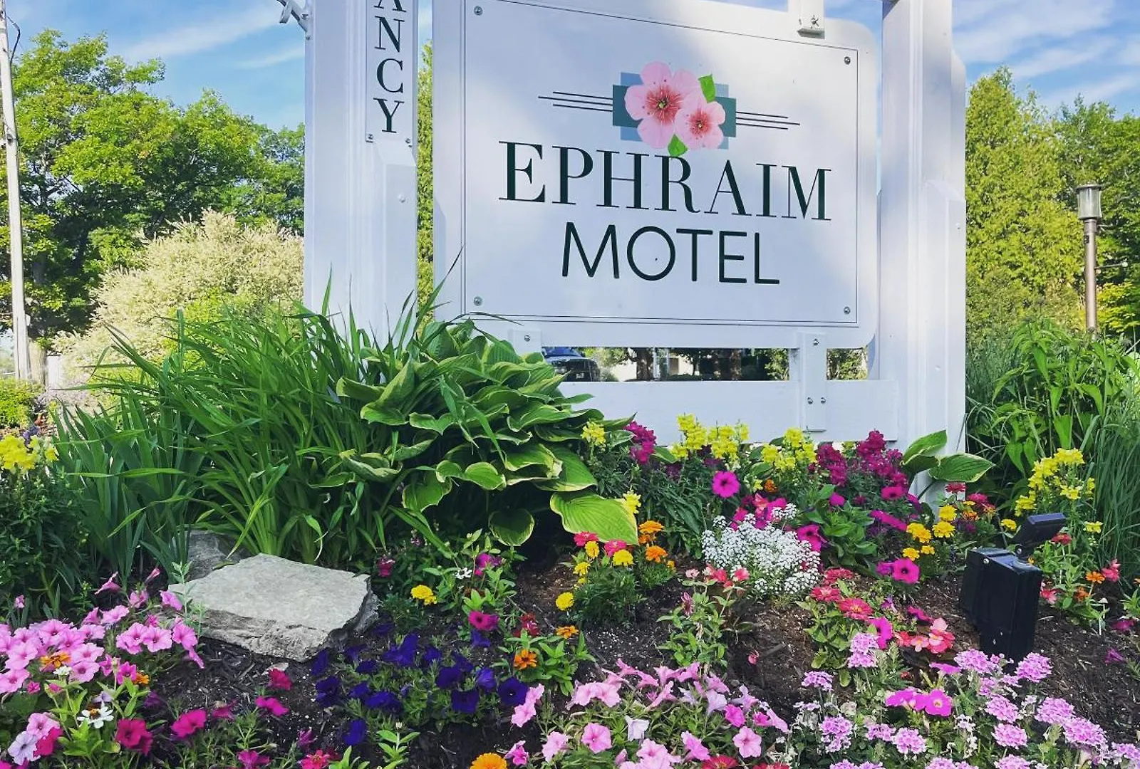 6 Budget Hotels Near Pioneer Schoolhouse Worth Booking